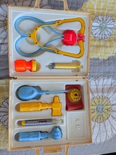 VINTAGE 1977 FISHER PRICE KIDS MEDICAL KIT DOCTOR NURSE W CASE 100 COMPLETE TOY