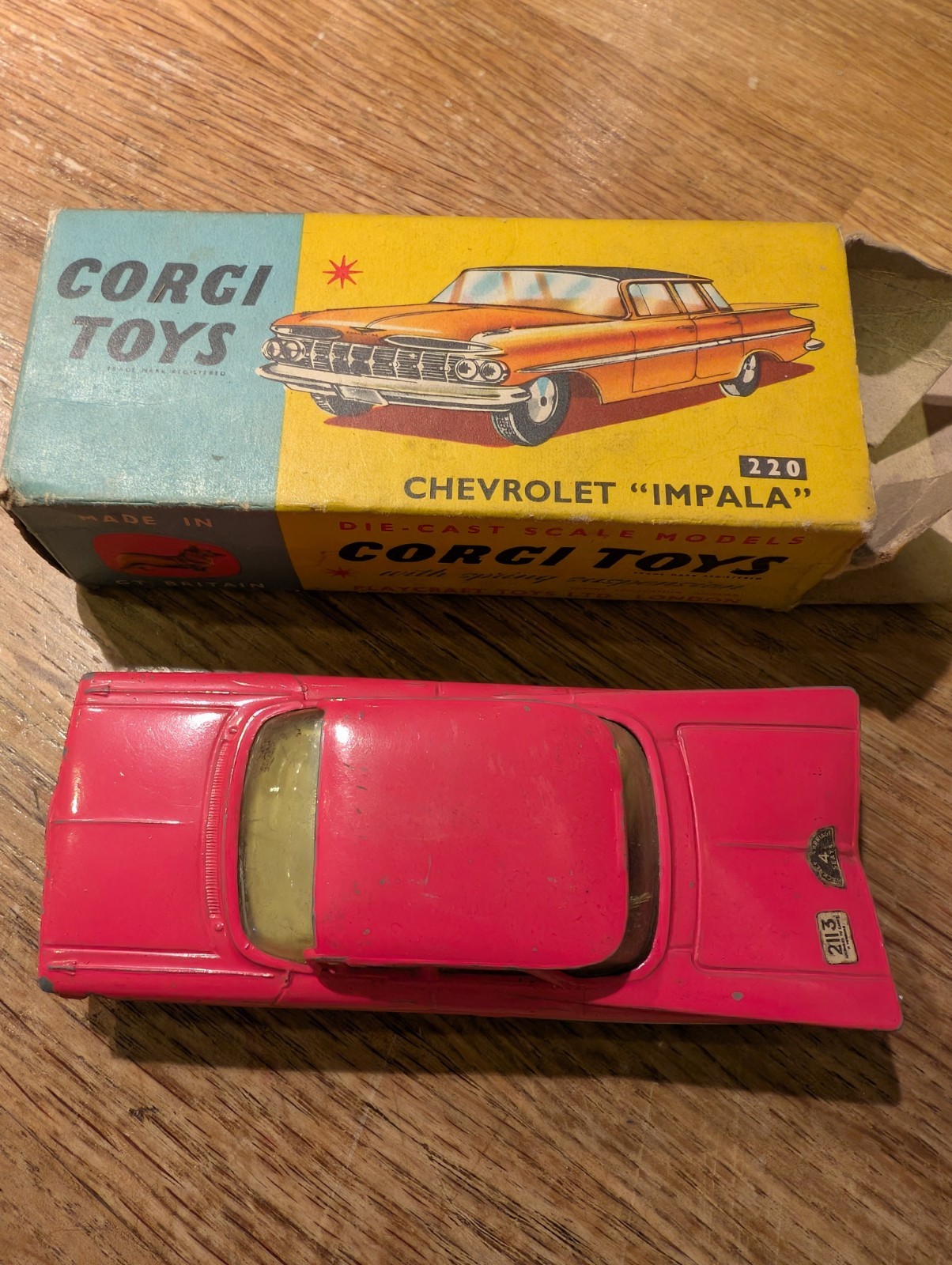Miniature Corgi – Chevrolet Impala Rose Et Rouge – Occasion