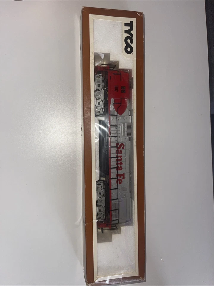 Santa Fe Diesel Locomotive #1102 – Red & Silver Warbonnet - Image 2 of 2