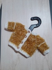 Selbstgestrickte Puppenklamotten Mit Applikationen 