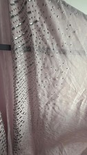 Eleganter hellrosa Schal mit silbernen Nietendetails