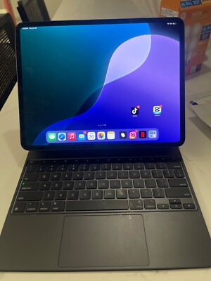 iPad Pro 13-inch TikTok & capcut (M4)  AI 13 in - Space Black 