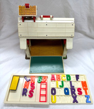 VINTAGE FISHER-PRICE LITTLE PEOPLE PLAY FAMILY SCHOOL HOUSE - 1971