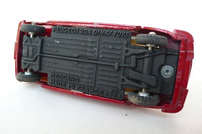 Voiture Miniature Dinky Toys Peugeot 204 Rouge Métallisé - échelle 1:43, Année 1965, Fabriquée En France, Occasion