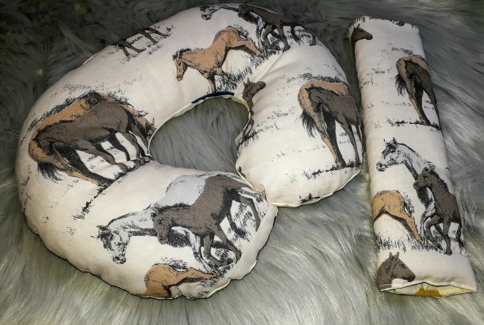 FINN & FINCHEN Nackenstütze Nackenhörnchen Nackenkissen Kuschelkissen Pferde Pferdekoppel beige