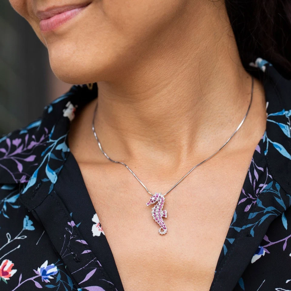 Colgante con dije de rubí "caballito de mar" de corte redondo de 2 quilates enchapado en oro blanco de 14 k Foto 2 de 4