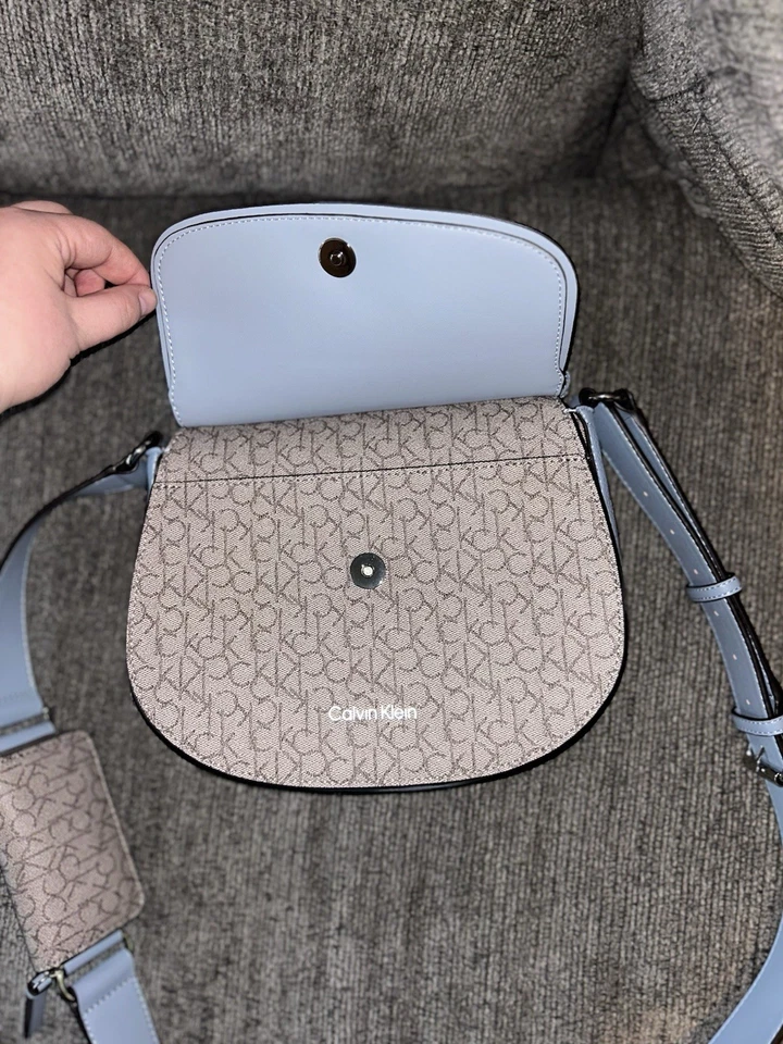 Bandolera ajustable Calvin Klein Bella con bolsa con cremallera exclusiva Foto 2 de 4