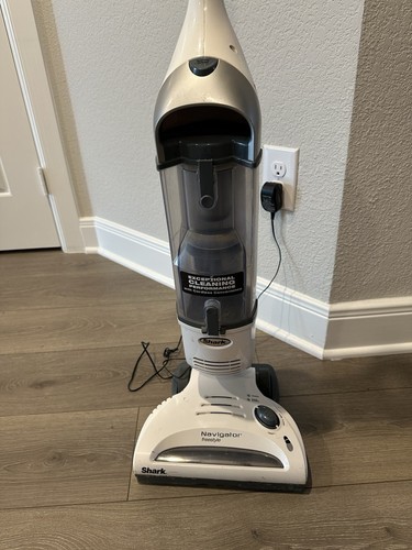 Shark Navigator Freestyle Cordless Vacuum Cleaner SV1106