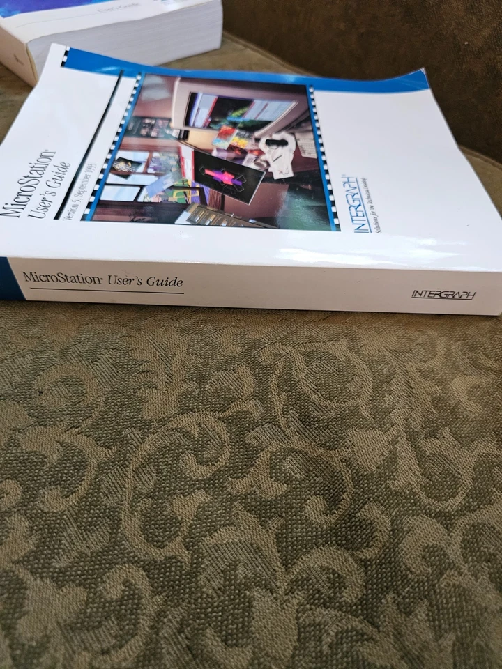 MicroStation 1993 User's Guide Version 5 Bentley  1993 - Image 2 of 3