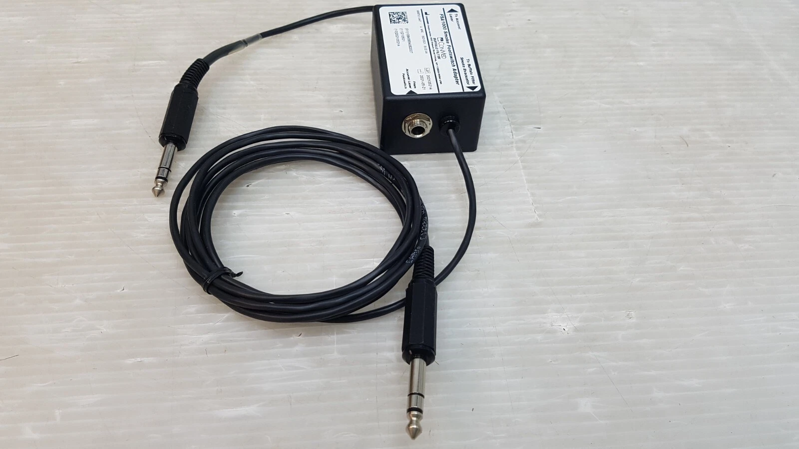 FSA1000 adapter with footswitch input socket and two cables
