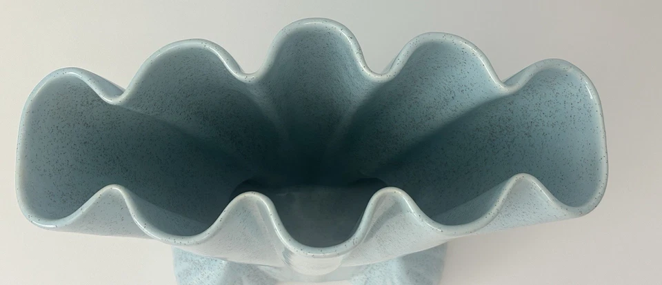 Vintage MCM Brush McCoy Large Gladiola Sea Foam  Blue Speckled Fan Art Deco Vase - Image 4 of 4