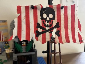 Lego Pirates 6281 Pirates Perilous Pitfall- Minifigs, Manual, and Red Trap Door 