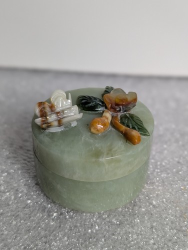 Portagioie vintage in giada intagliata a mano con farfalla applicata e fiore così com'è