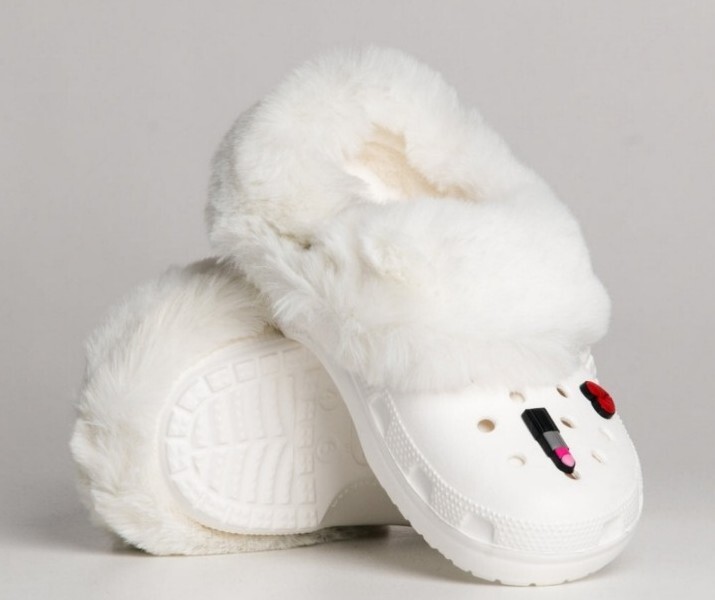 しょー Crocs Classic Mammoth Charm Clogs 207409-100 NWT W6 M4