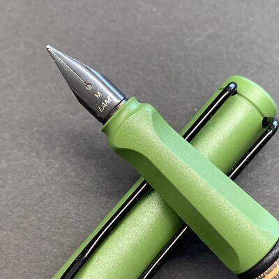 Lamy Safari Füllfederhalter Set – Farbe Grün, Federstärke Fein (F), Inkl. Tintenpatrone