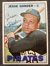 1967 TOPPS JESSE GONDER (PITTSBURGH PIRATES) #301 CORNER CREASE SMALL WRINKLES