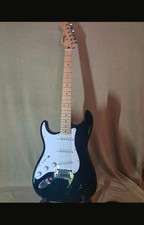 Squier Stratocaster E-Gitarre Linkshänder schwarz weiß inkl. Kabel