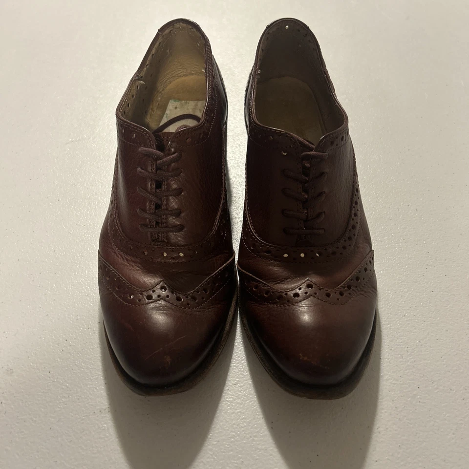 Oxford punta de ala Frye Maggie Perf con tacón bloque en cuero marrón Foto 3 de 4