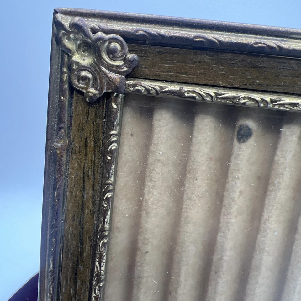 Moldura vintage ornamentada de latão e madeira sintética 5x7” com cavalete de veludo atrás - Imagem 2 de 4