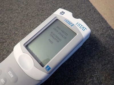 Abbott i-STAT 1 300-G Blutanalysegerät neueste Software geladen gebrauchsfertig.