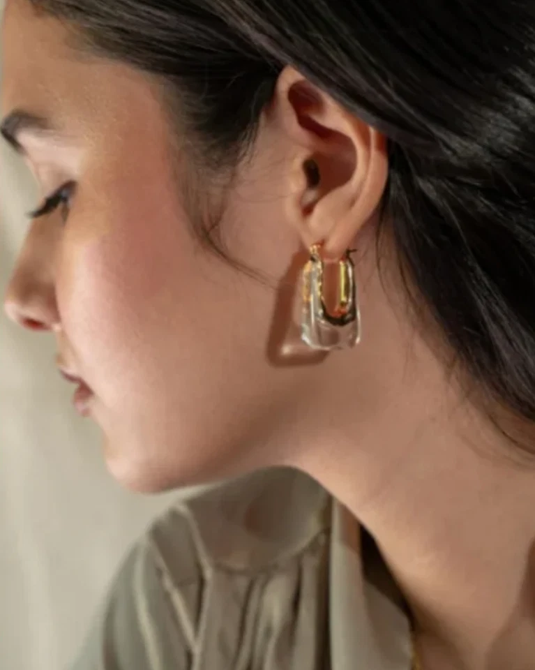 Pendientes de resina blanca impermeables de oro de 18 quilates regalo para mujer Foto 2 de 4