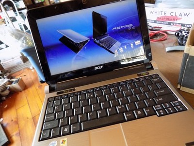 Acer Aspire One D150-1577 Notebook Laptop Computer  W/Microsoft XP Home - Works