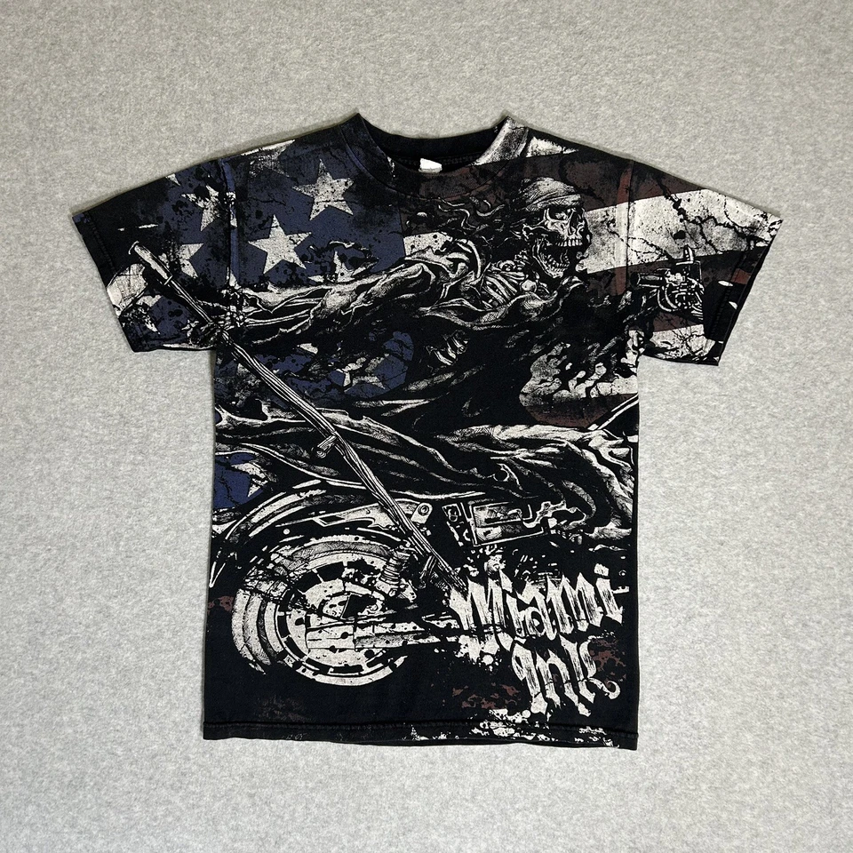 Camiseta negra vintage Y2K Miami Ink AOP con estampado total descolorida por el sol calaveras de motociclista pequeñas Foto 2 de 4