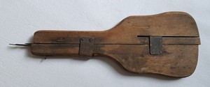 ANTIQUE WOOD RUG HOOKING TOOL SHUTTLE