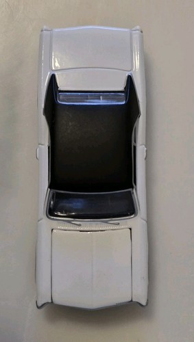 Johnny Lightning 1967 Chevrolet Chevelle Malibu SS White & blk 1:64 Opening Hood - Picture 6 of 8