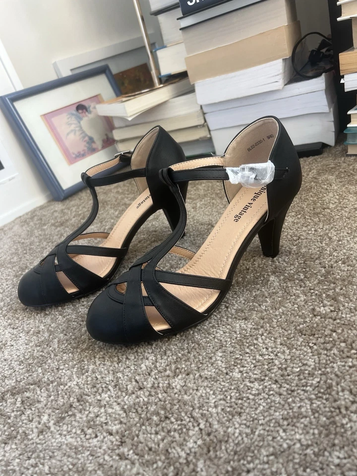 UNIQUE VINTAGE BLACK LEATHERETTE WOVEN T-STRAP HEELS Size 9 Retro 50s 60s 70s - Image 2 of 4