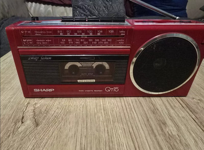 Roter Vintage Sharp QT15 Radio-Kassettenspieler, selten, nicht funktionierende E