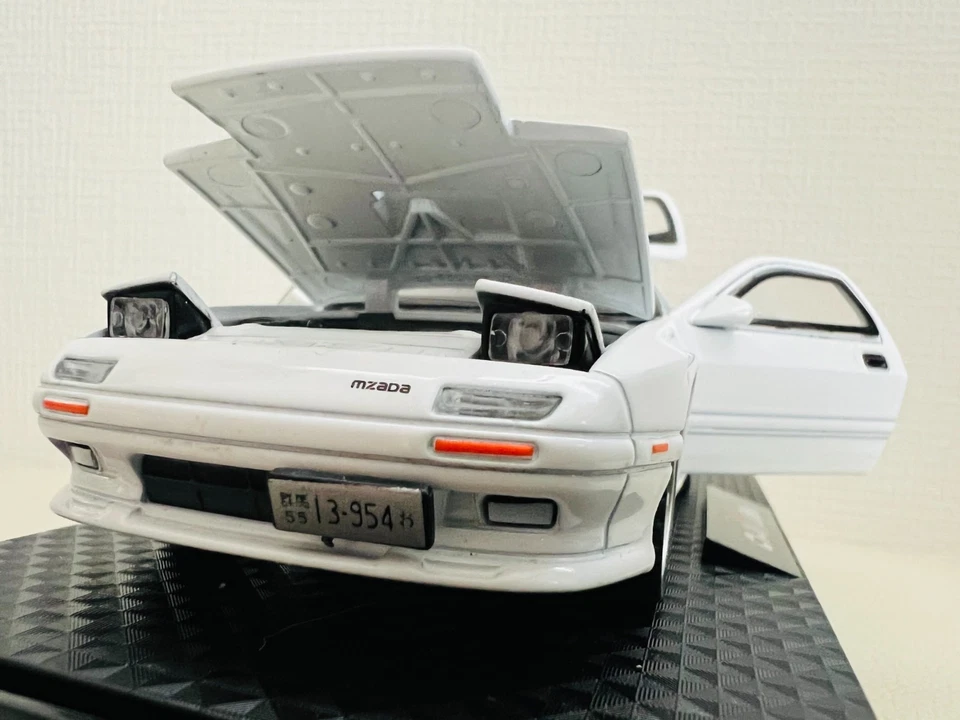 "Initial D"Ryosuke Takahashi Version Diecast Mazda Savanna RX-7 FC3S 1:32 model - Image 3 of 4