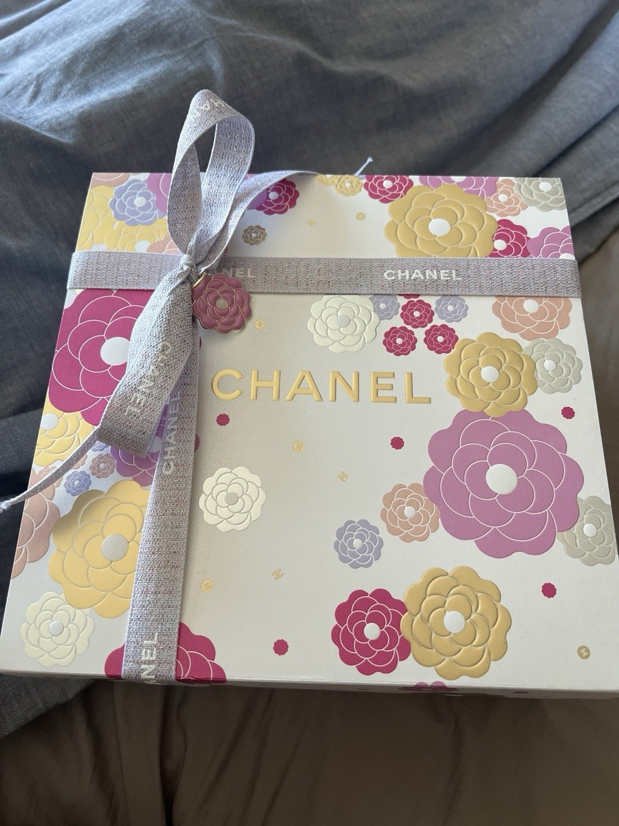 CHANEL beauty make box 非売品　大サイズ Chanel Beauty Mother's Day 2026 Large Gift Box w/ Pink Camellia