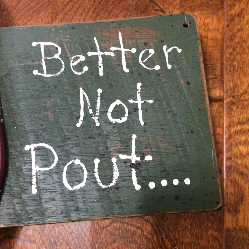 BETTER NOT POUT Christmas Primitive Wood Hanging Sign 7" Green w/ Red Santa *+ - Image 2 of 4