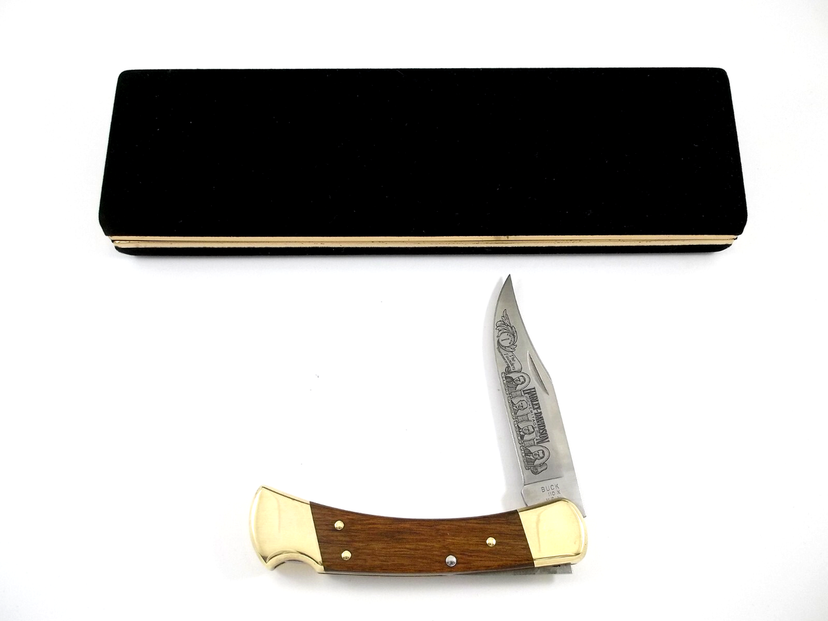 BUCK 110 ステンレススチール ナイフ 木製ハンドル レザーケース付き Amazon.com : Buck 110 Wooden Whitetail Buck Scrolled Bolster
