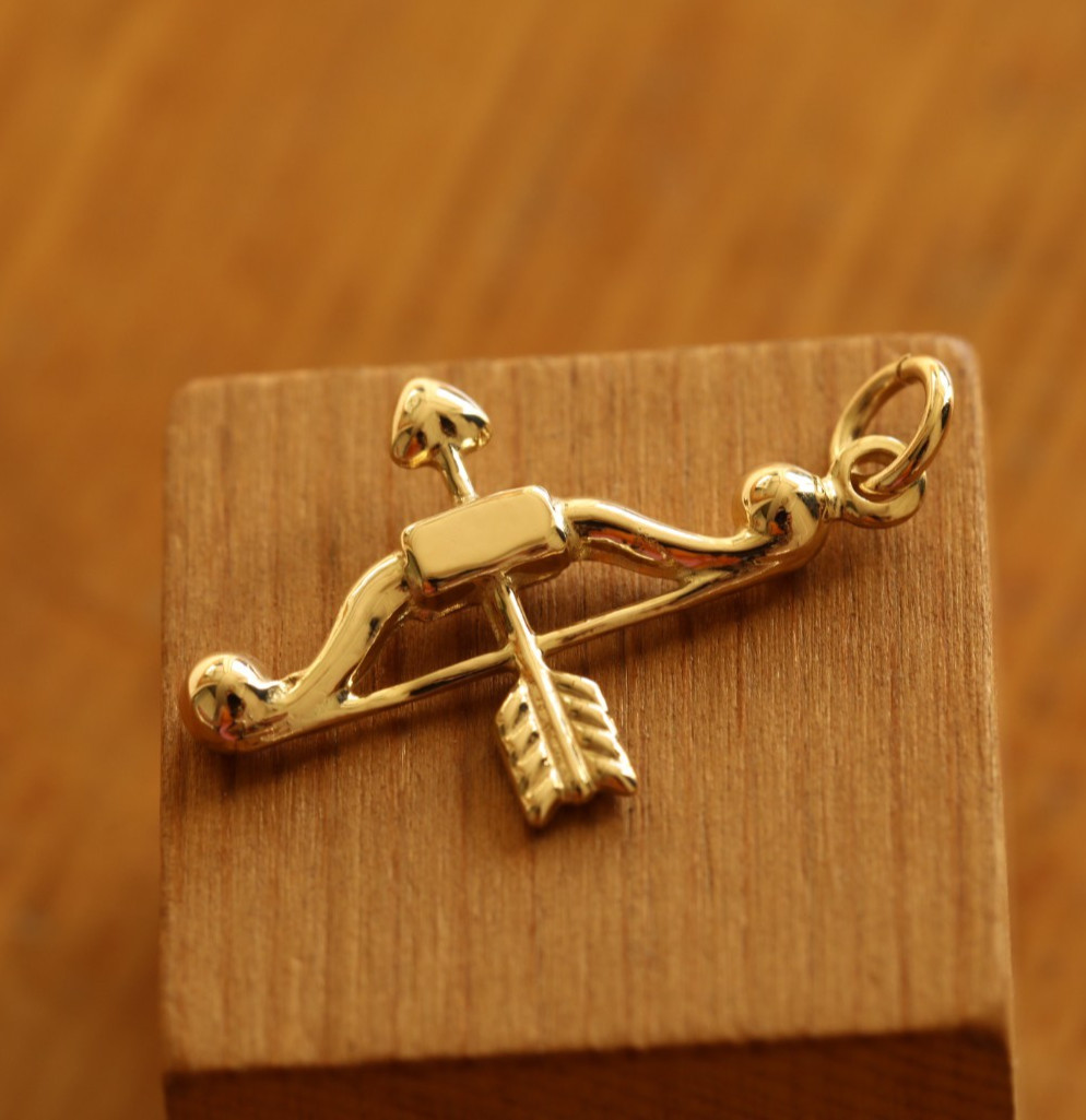 9ct Solid Yellow Gold Bow & Arrow Pendant Charm Vintage cleaned & polished View 5