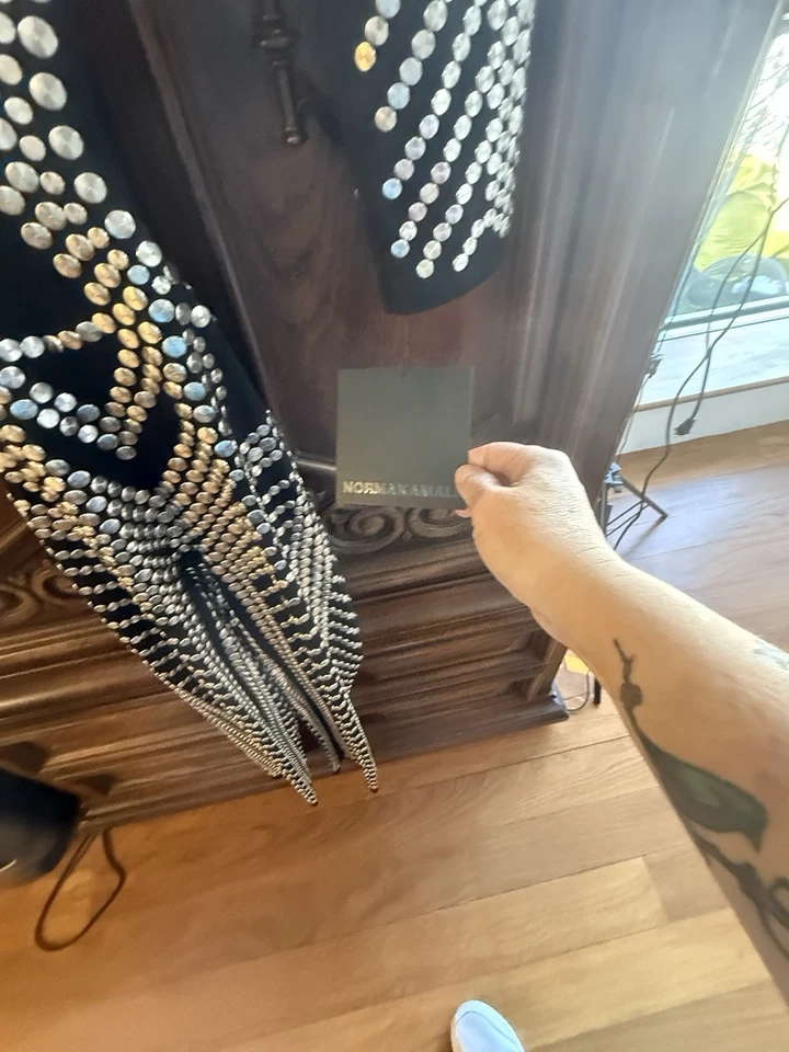 Mono Norma Kamali con tachuelas - recortes laterales y espalda Foto 3 de 4