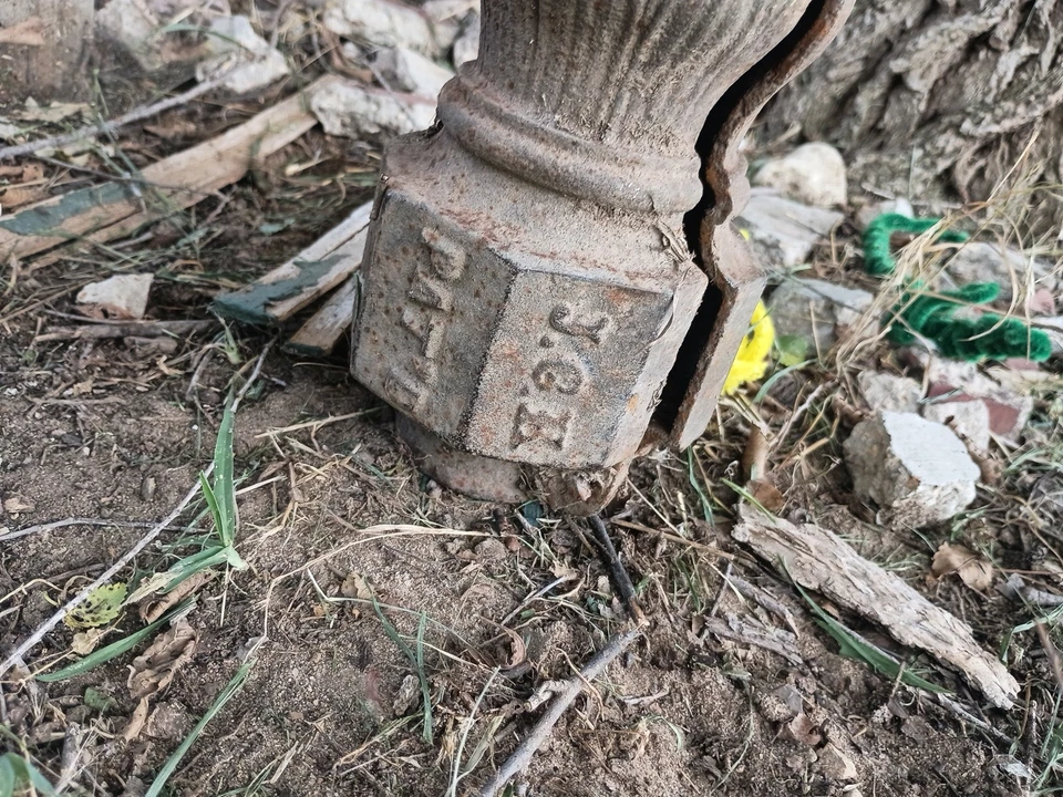 Cubierta de grifo exterior vintage hierro fundido antigua patente oxidada 1888 Foto 4 de 4