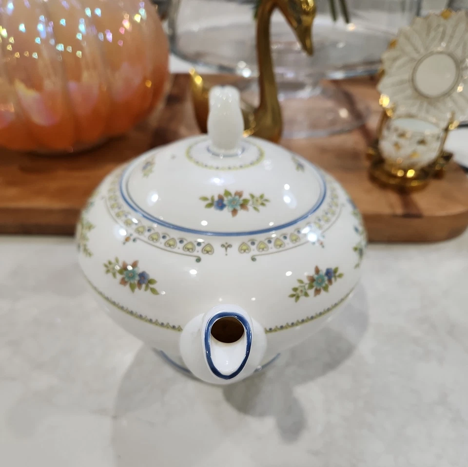 Tetera Wedgwood Bone China Hecha en Inglaterra Petersham 6" Alto Diseño Floral Foto 2 de 4