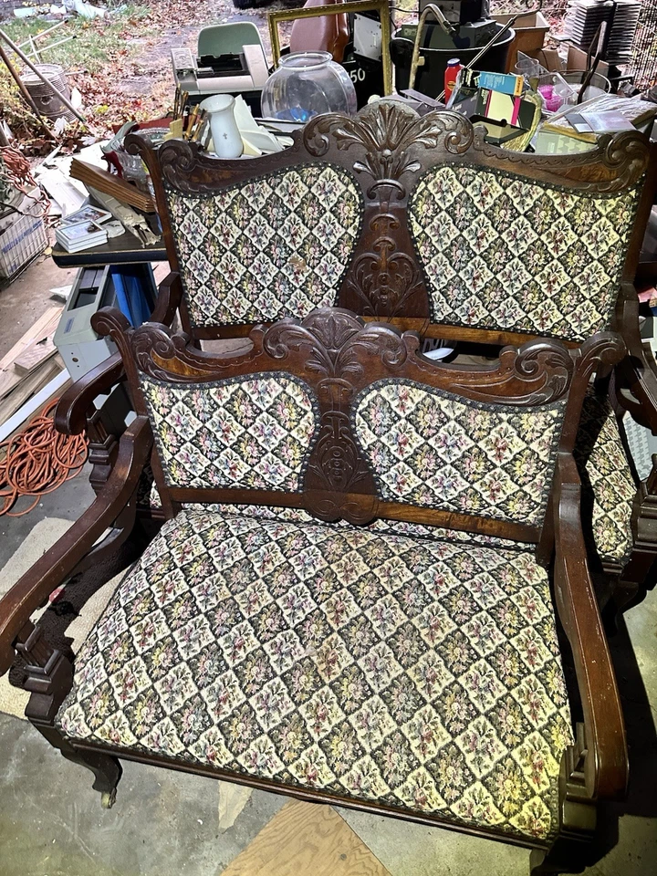 Sofá tallado victoriano/influenciado por Eastlake - alrededor de 1880 Foto 3 de 4