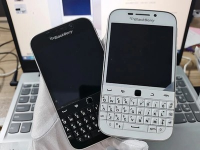 A++ BlackBerry Classic Q20 SQC100-4 16 GB - (Unlocked) 4G Qwerty Keyboard Phone