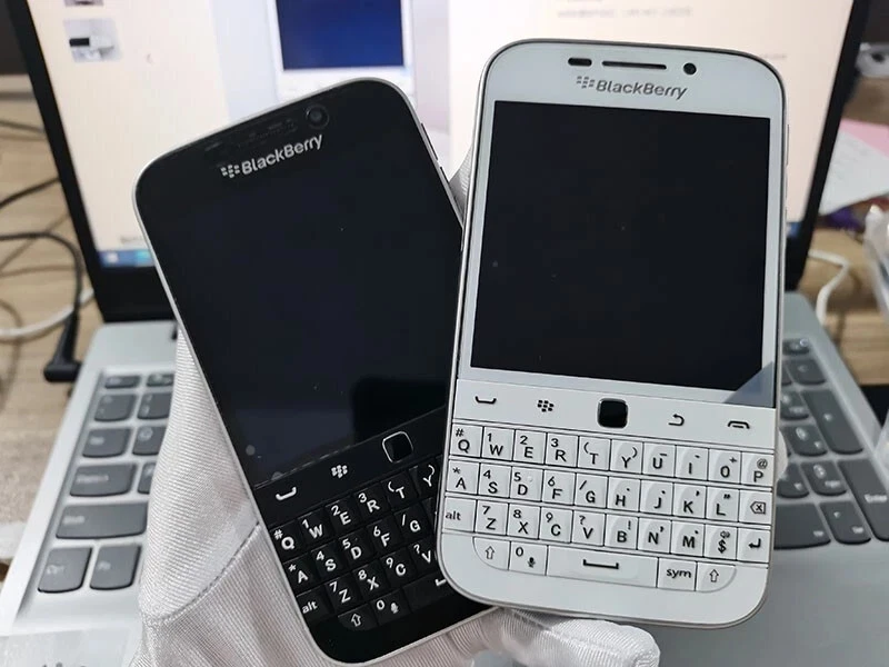 A++ BlackBerry Classic Q20 SQC100-4 16 GB - (Unlocked) 4G Qwerty Keyboard Phone - Image 2 of 4