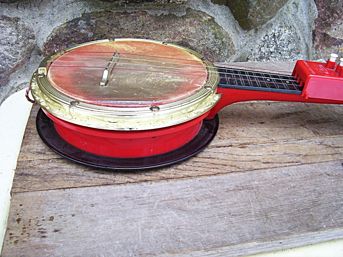 SELDOM SEEN  1950s EMENEE TOY GOLDEN BANJO ~  W/CASE  & CHORD  PAYER  ATTACHMENT