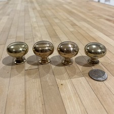 Vintage 4 mosiężne gałki do szafek złote szuflady ściągacze używane