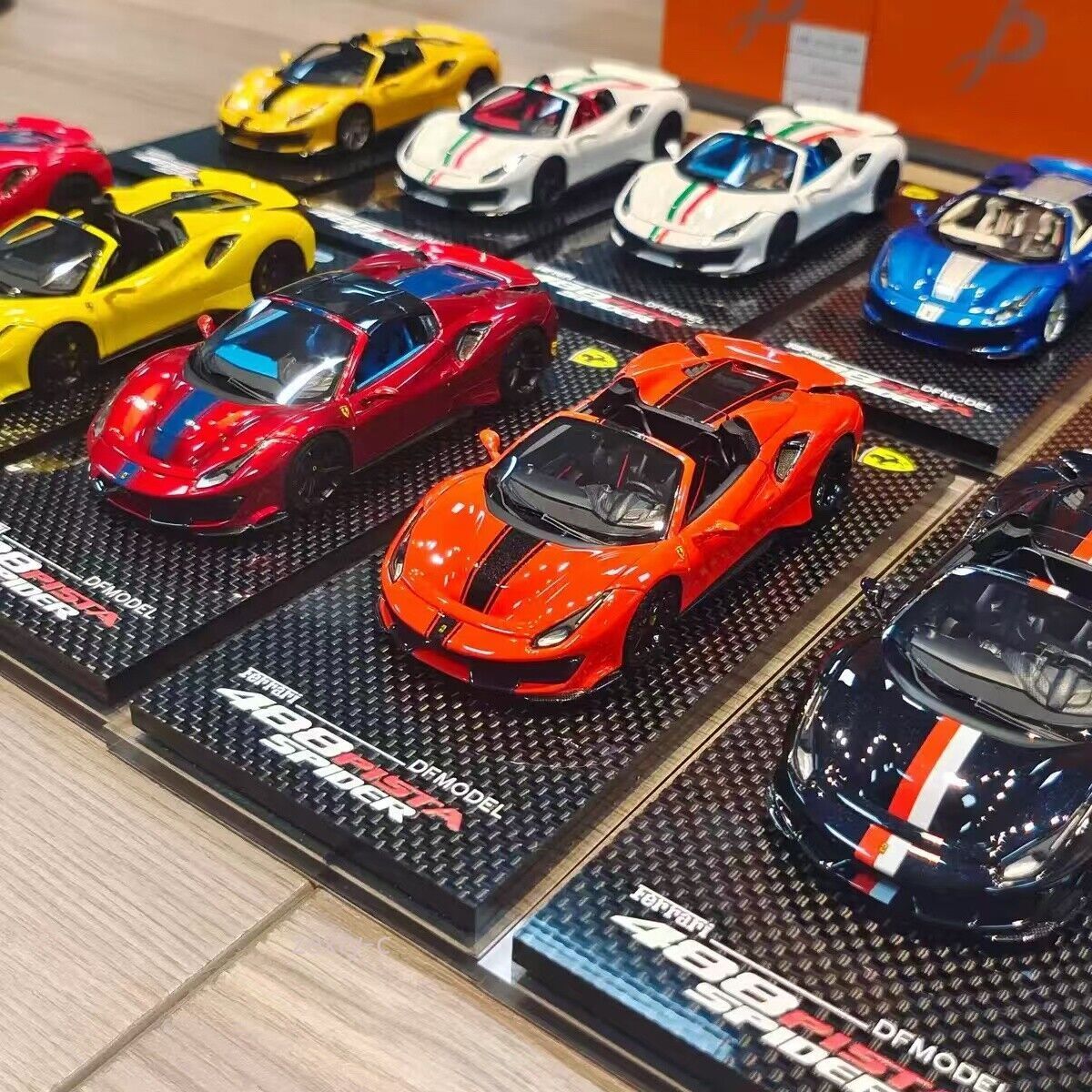 FERRARI 488 PISTA 1:43スケール モデルカー Amazon.com: Ferrari 488 Pista Red with White and Blue
