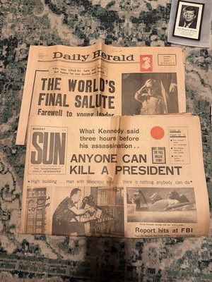 JFK Zeitungen 1963 + Gedenkgebetskarte - JFK Trauerberichterstattung Lot