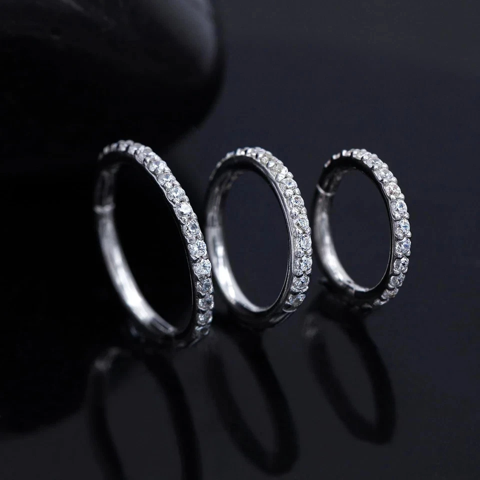 Anillo de aro sólido de diamantes simulados de corte redondo de 2 quilates para mujer enchapado en oro blanco de 14 k Foto 3 de 4