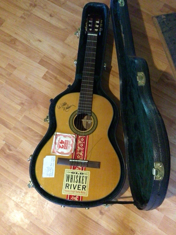 Guitarra Willie Nelson Foto 2 de 4