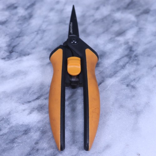 Tijeras Fiskars RazorEdge Micro-Tip Easy Action hojas de 3 pulgadas naranja negro AA0321 - Imagen 4 de 11