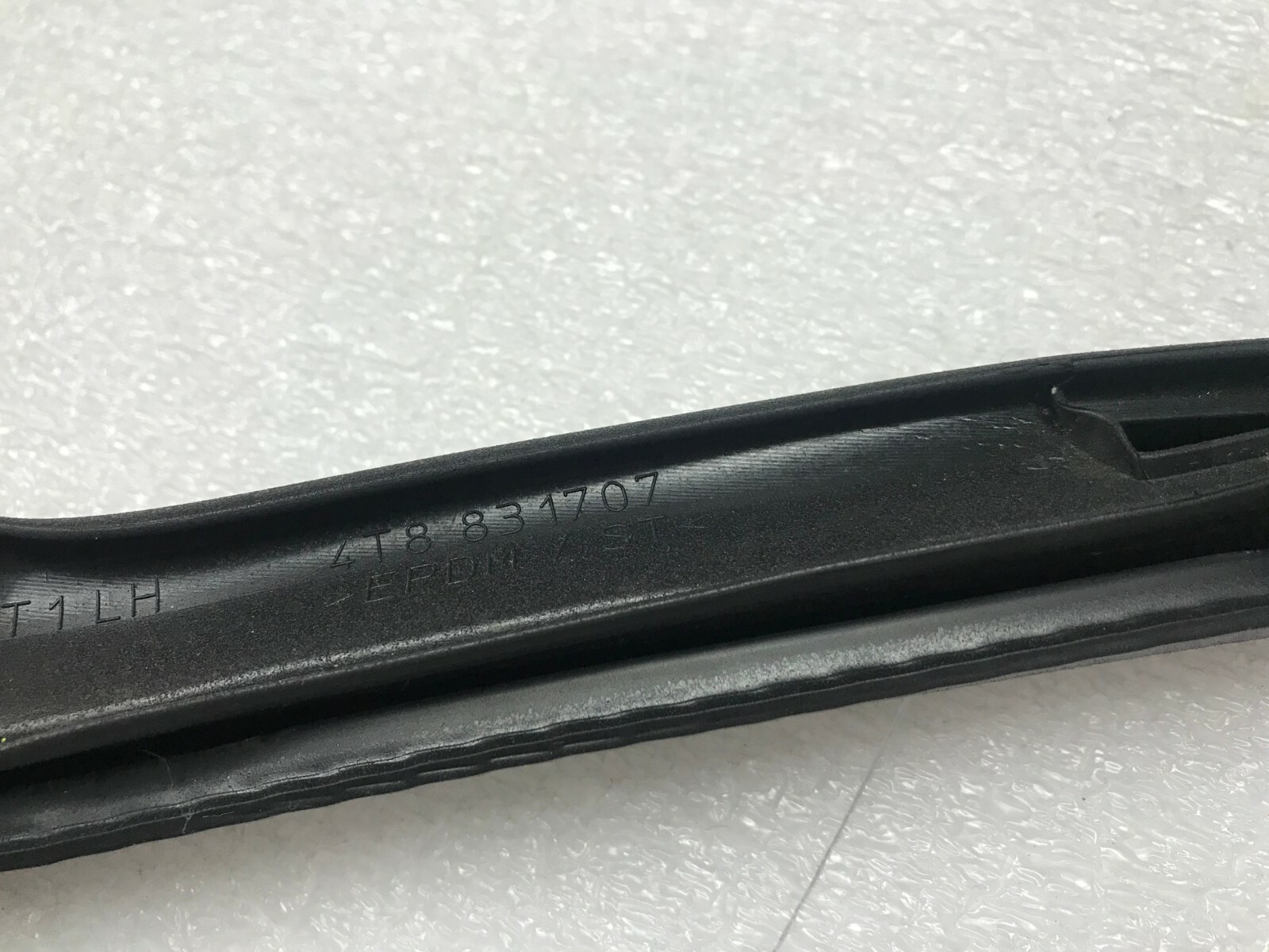 LAMBORGHINI HURACAN LP610 DRIVER LEFT SIDE DOOR RUBBER SEAL GASKET OEM 4T8831707